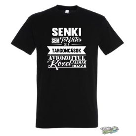 SENKI SEM TÖKÉLETES, DE A TARGONCÁSOK ÁTKOZOTTUL KÖZEL ÁLLNAK HOZZÁ FÉRFI PÓLÓ FEKETE