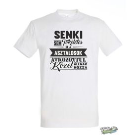 SENKI SEM TÖKÉLETES, DE A ASZTALOSOK ÁTKOZOTTUL KÖZEL ÁLLNAK HOZZÁ FÉRFI PÓLÓ FEHÉR