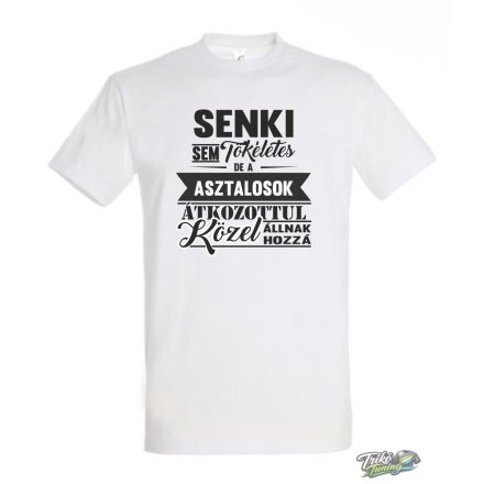 SENKI SEM TÖKÉLETES, DE A ASZTALOSOK ÁTKOZOTTUL KÖZEL ÁLLNAK HOZZÁ FÉRFI PÓLÓ FEHÉR