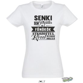 SENKI SEM TÖKÉLETES,DE A FŐNÖKÖK ÁTKOZOTTUL KÖZEL ÁLLNAK HOZZÁ NŐI PÓLÓ FEHÉR